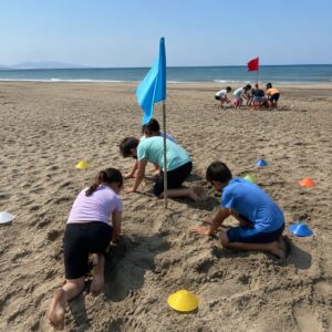 gincana niños jugando banderas