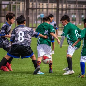 niños jugando al futbol